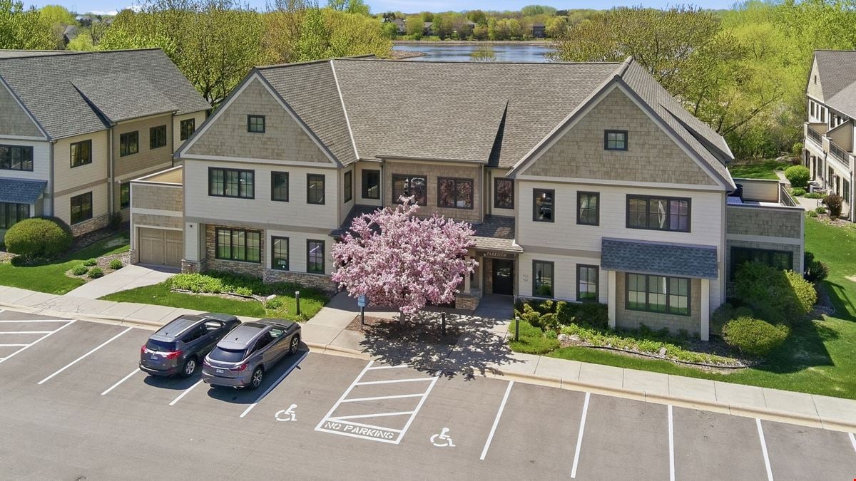 Beautiful Beacon Shore Office Park 2nd Floor Office Condo, located on Armstrong Lake in Oakdale!