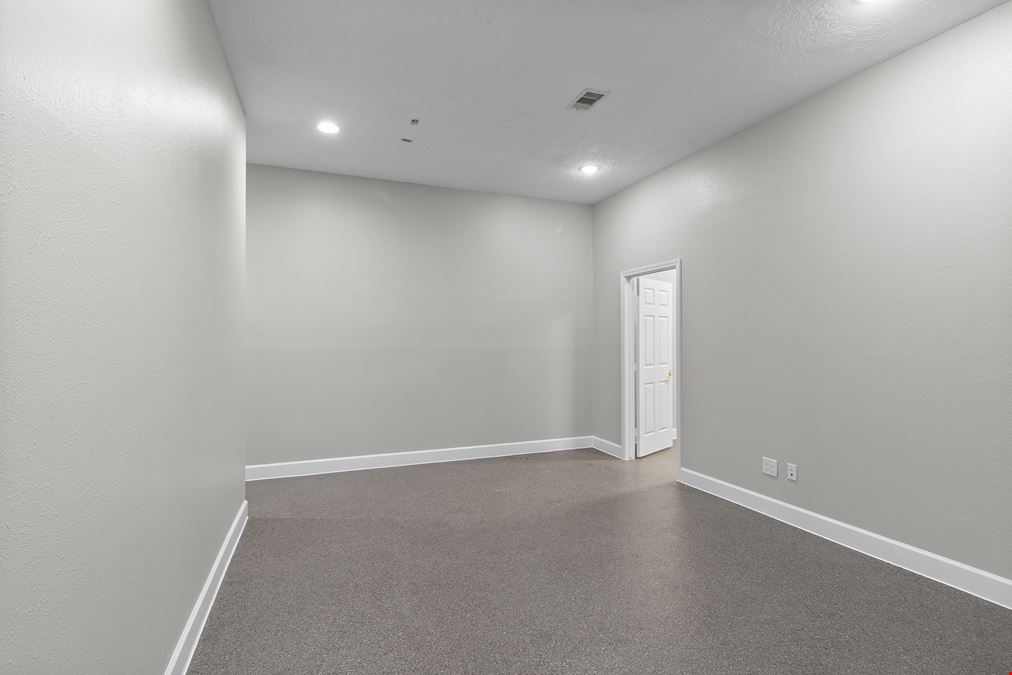 For Lease: FM 1488 High-Traffic RETAIL/OFFICE –24 Parking Spots