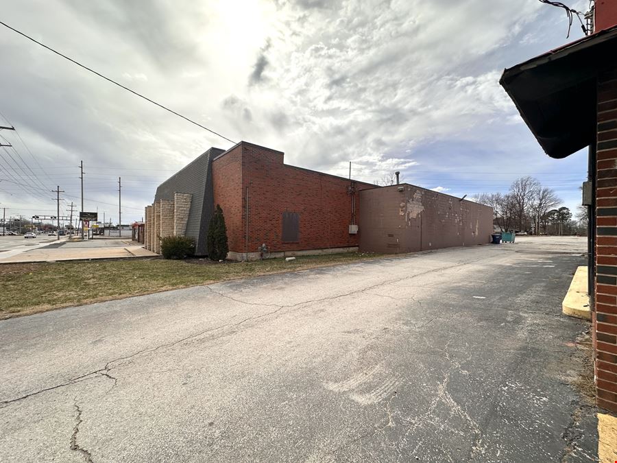 10,028 SF Retail/Office/Warehouse Building For Sale or Lease on South Glenstone