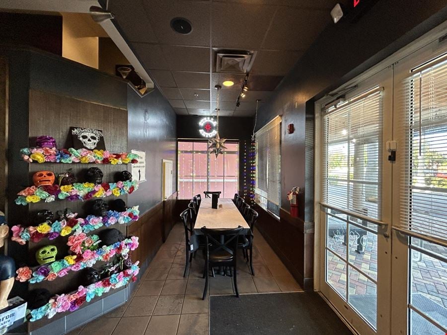 GREAT RESTAURANT LOCATION / FULLY EQUIPPED!