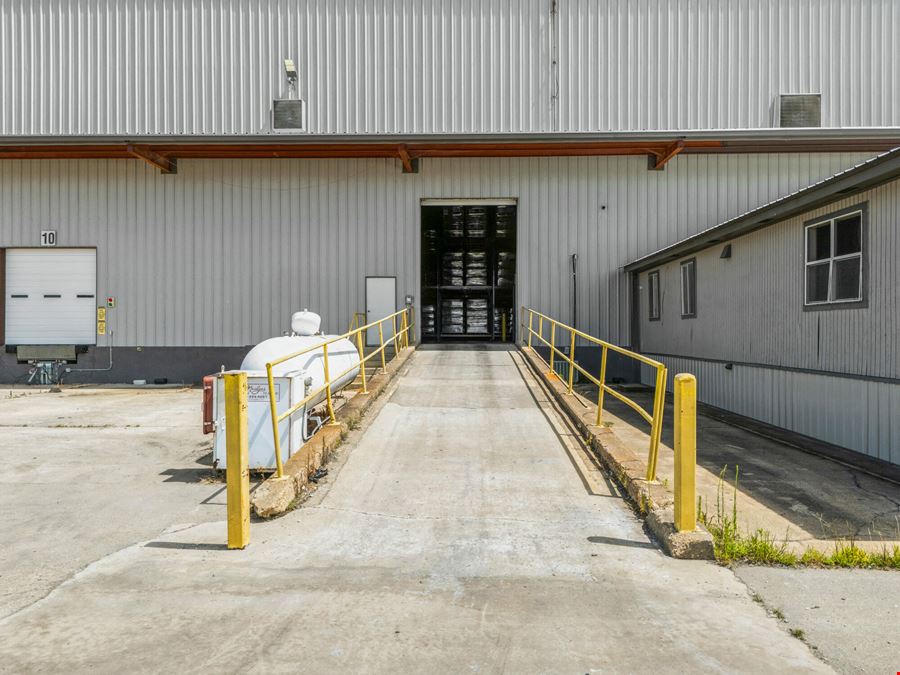 390,000 +/- SF | Industrial | NNN Investment | 100% Leased