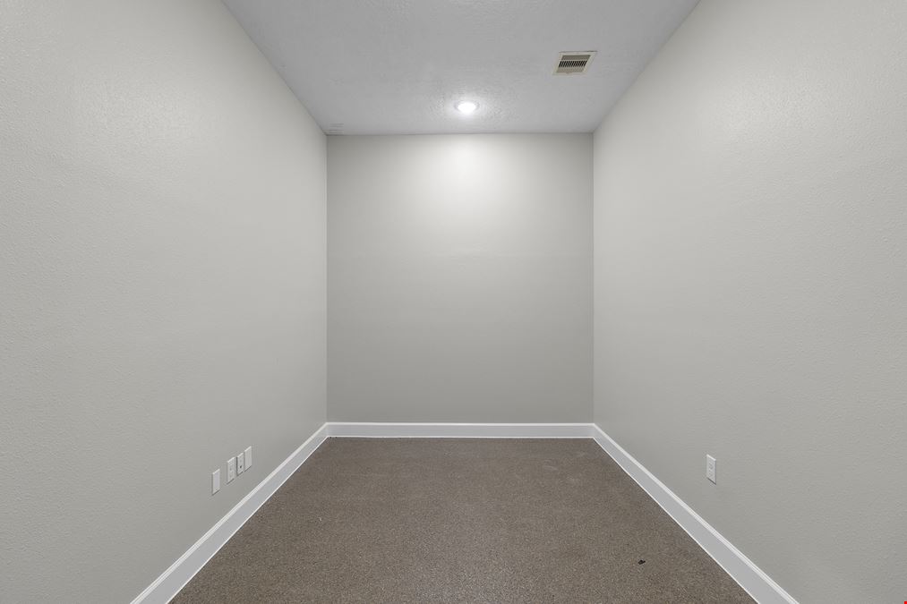 For Lease: FM 1488 High-Traffic RETAIL/OFFICE –24 Parking Spots