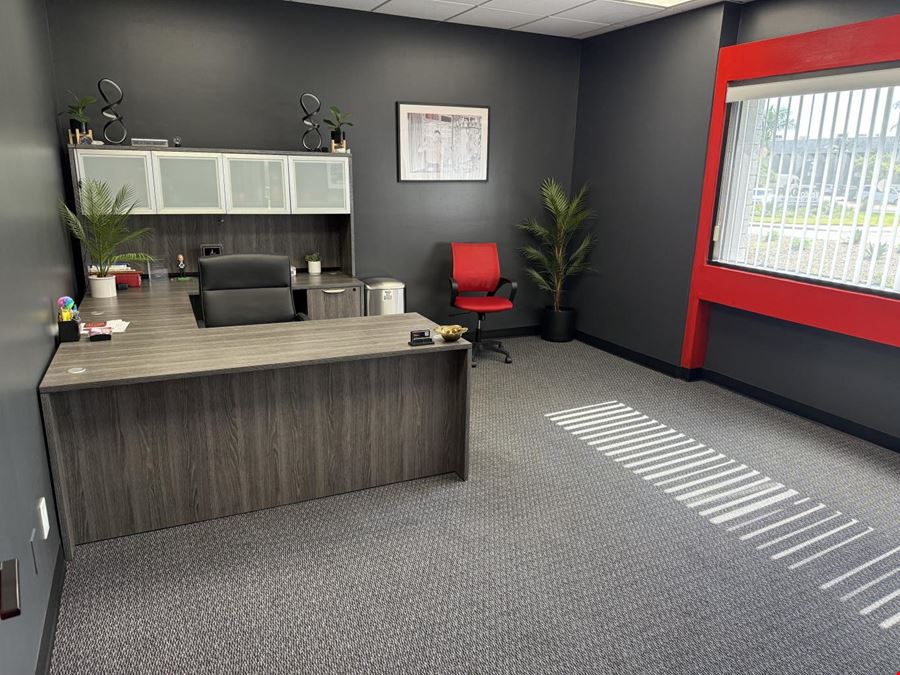 Office w/ Furniture 5140 Avenida Encinas