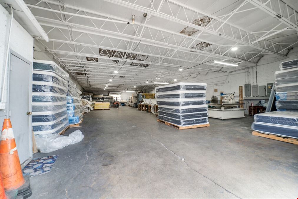 Industrial Warehouse property +/- 5,014 FOR SALE