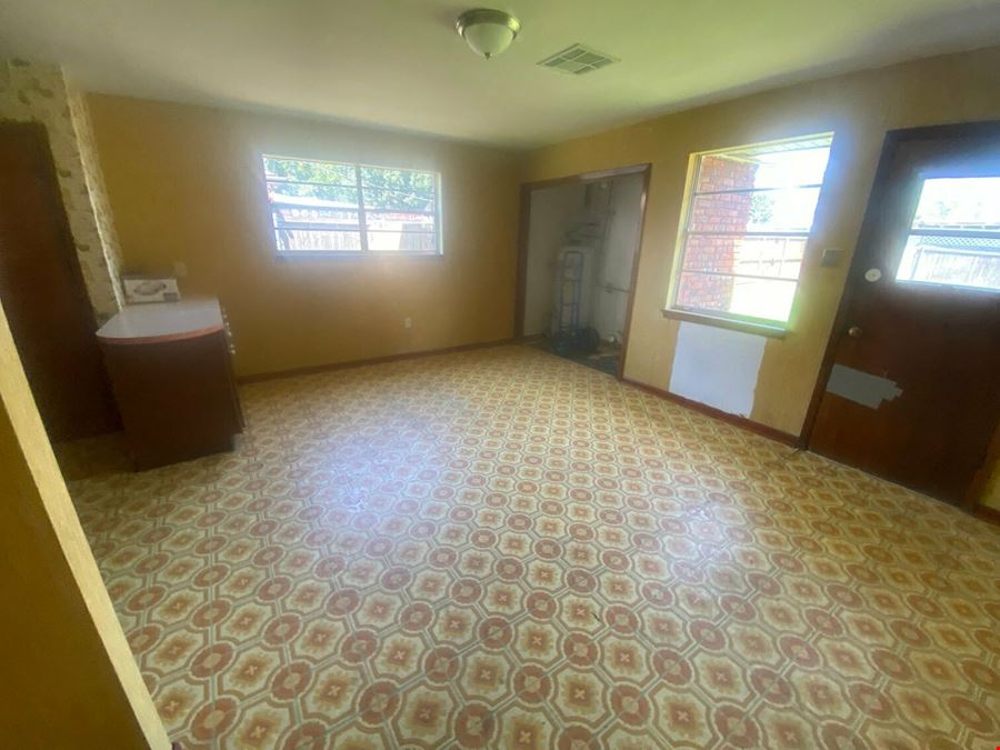 2121 James Dr