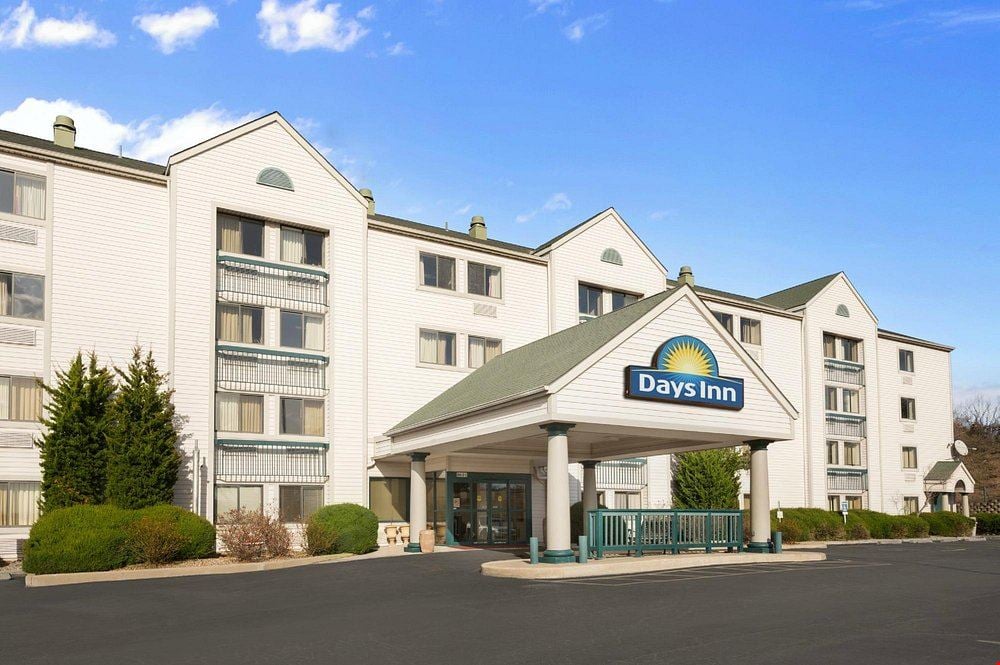 Days Inn & Suites Kansas City South