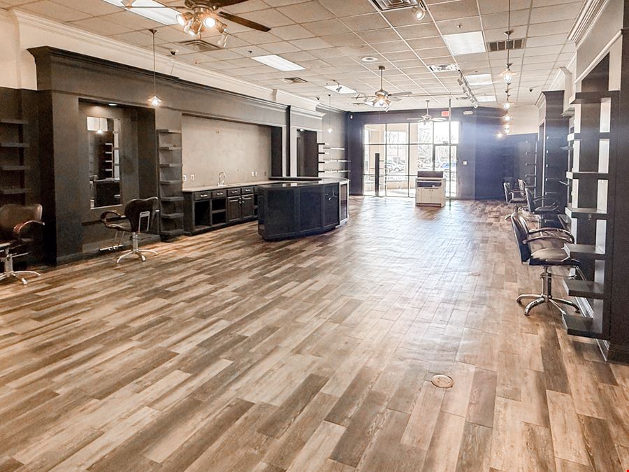 Carriage Crossing Shopping Center Suites for Lease off O’Neal