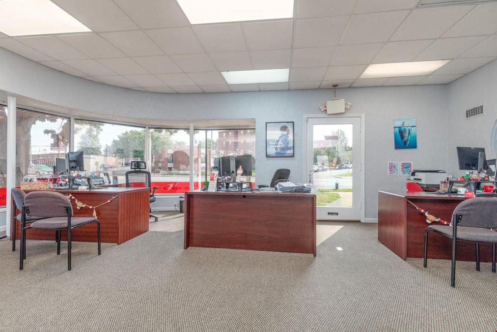Prime Freestanding Retail/Office on Hampton Ave.
