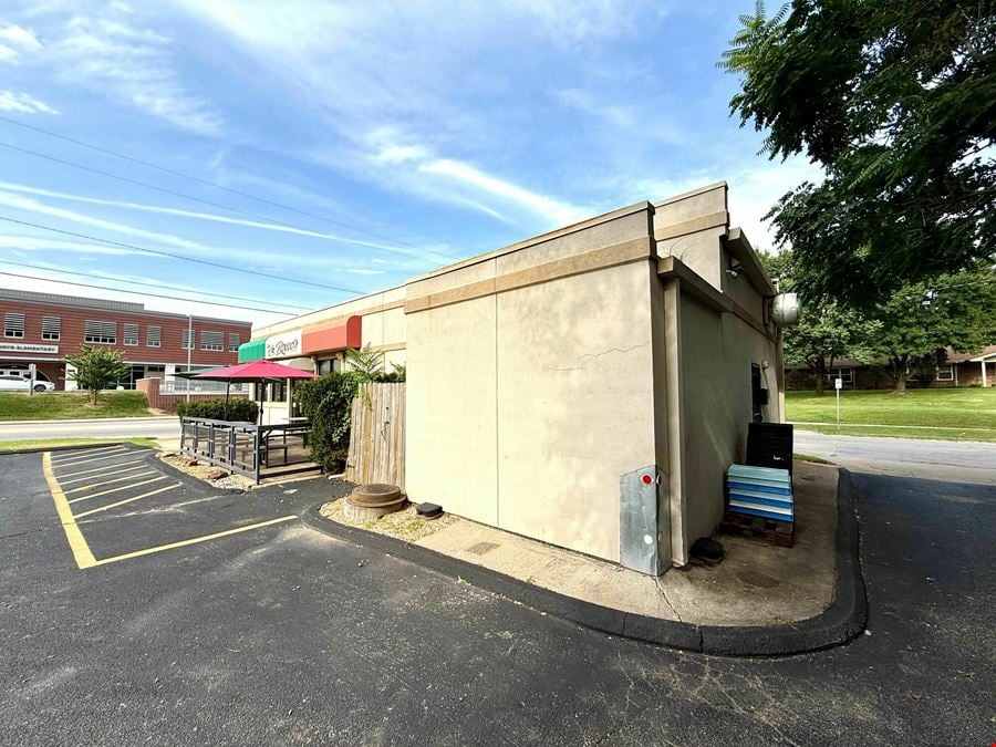 1,359 SF Freestanding Restaurant / Retail Building For Sale in Northeast Springfield