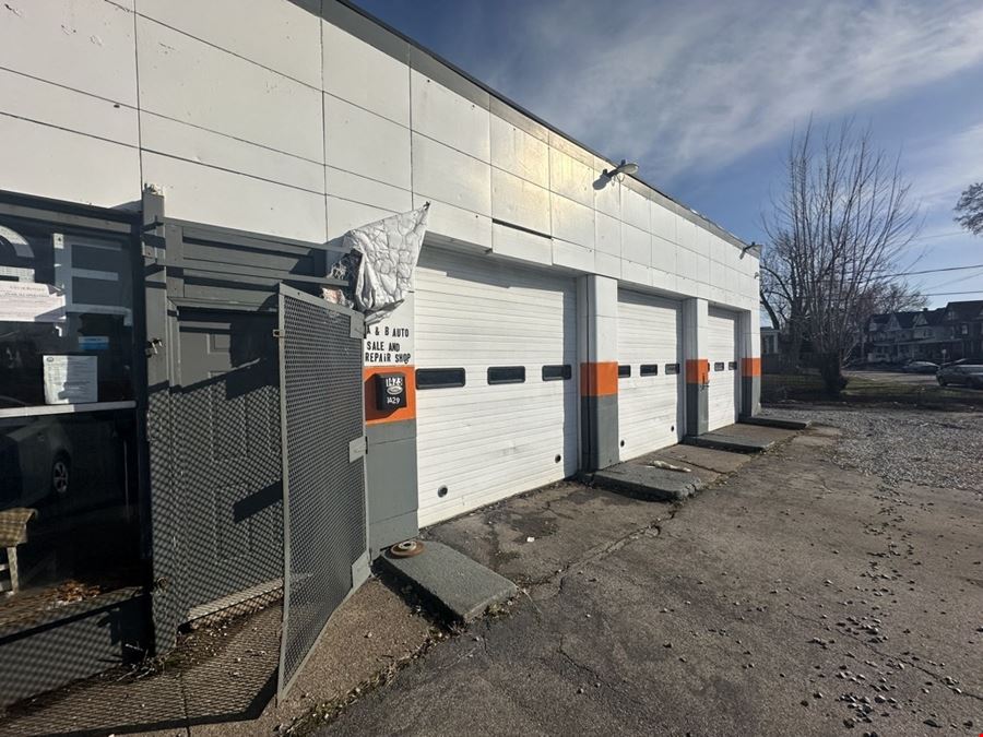 1423 South Park Ave - 1,620+/- SF Automotive/Used Car Lot