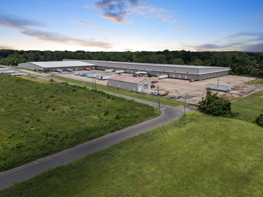 390,000 +/- SF | Industrial | NNN Investment | 100% Leased