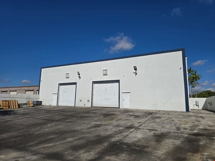 Freestanding Office/Warehouse 9,072 SQFT