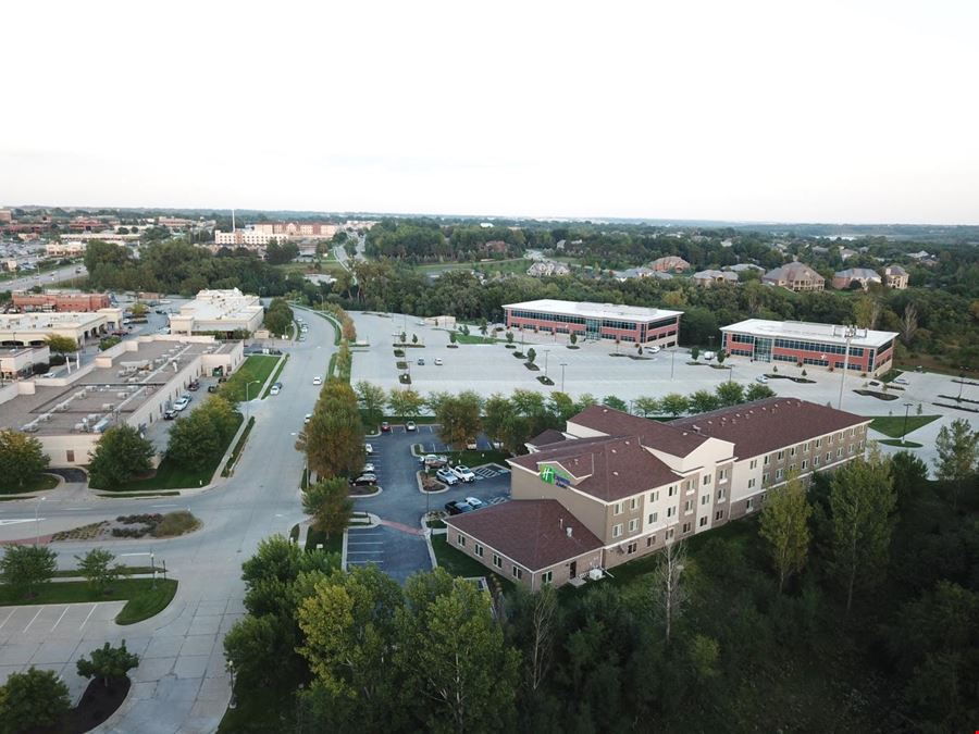 Holiday Inn Express & Suites Omaha 