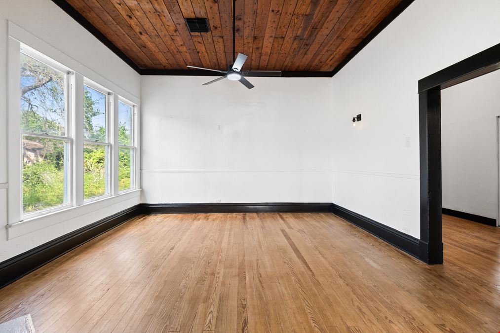 Charming Commercial Space in High-Traffic Location – Ideal for Café, Retail, Boutique, or Showroom Use