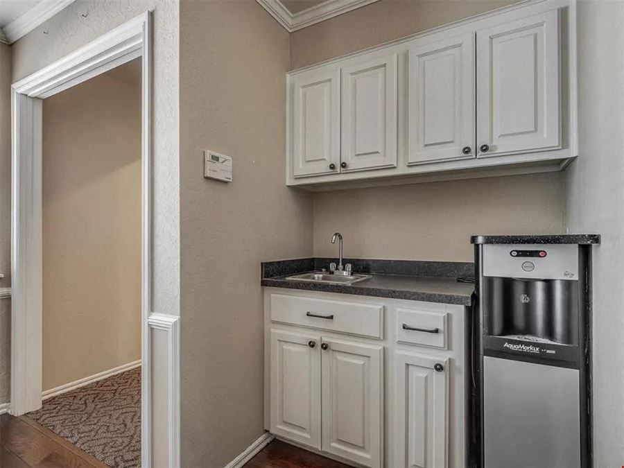 525 Tower Dr, Moore OK 73160