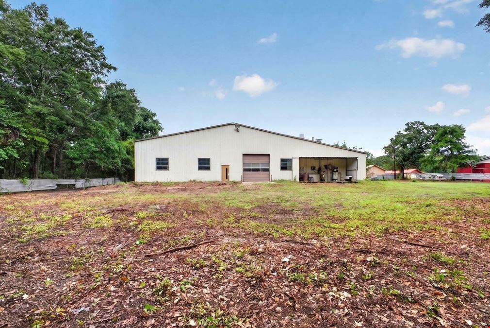 11,266 SF Industrial Service Facility | 7 Bay Doors | ¾ Acre Fenced Yard