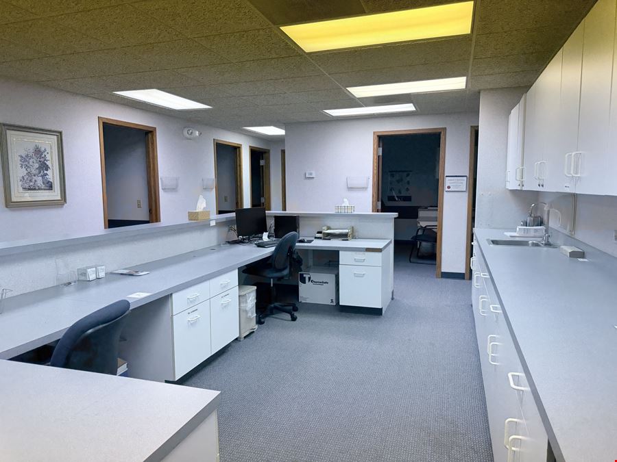4.500 SF Office/ Medical Facility