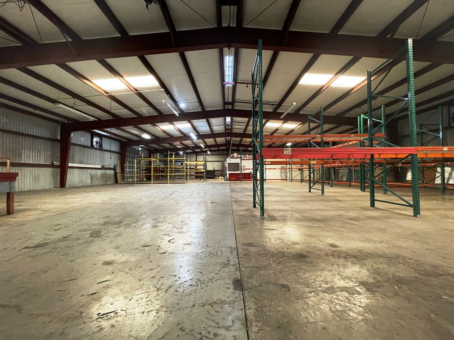 10,440 SF Distribution Facility on 0.86 AC For Sale or Lease