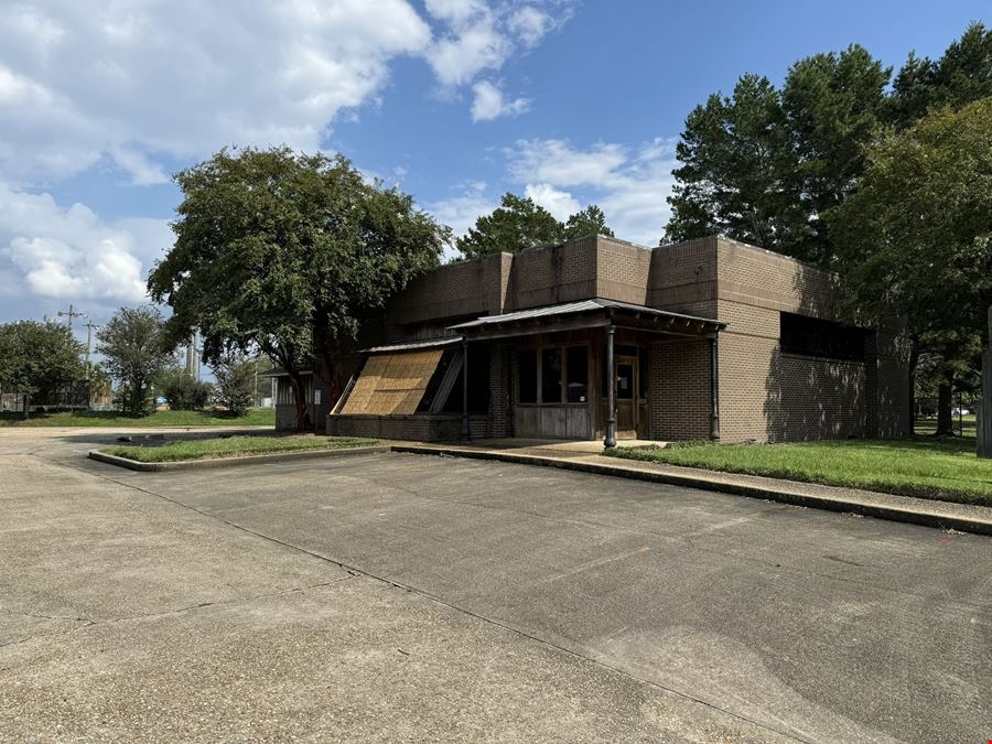 Freestanding Former Restaurant/Bar For Lease