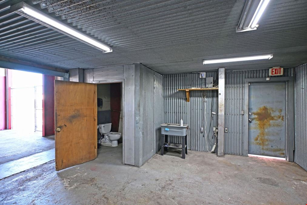 1127 Bowie St.