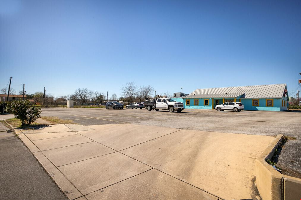 5800 SF Restaurant Space on .71 acres located on Marbach Road, In San Antonio, Texas