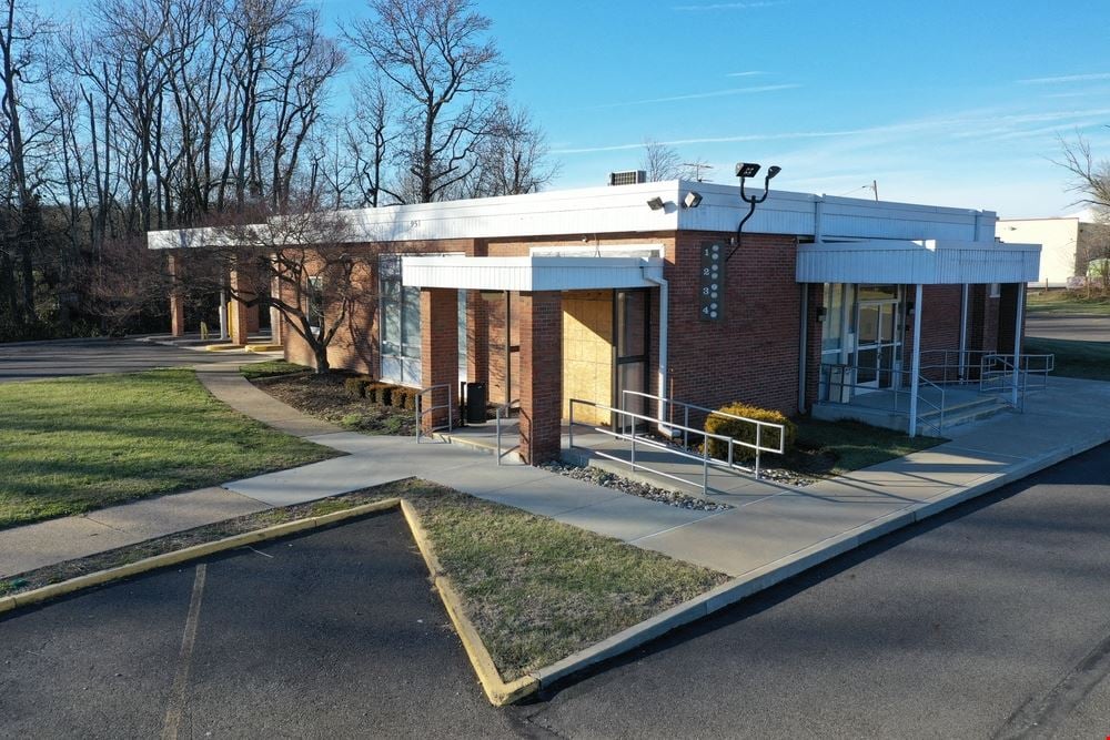 Freestanding Retail w/ Drive-Thru