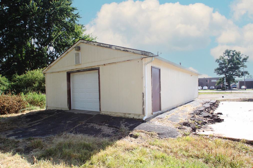 Contractor Building with Yard For Sale