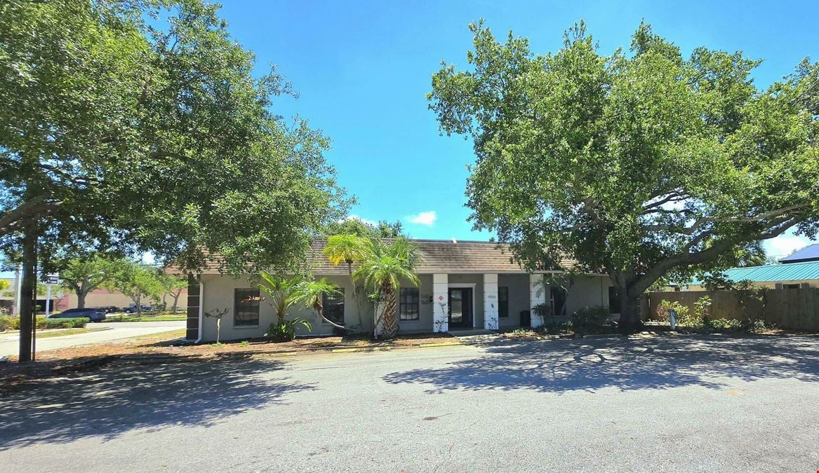 Spacious Office or Retail with great visibility!