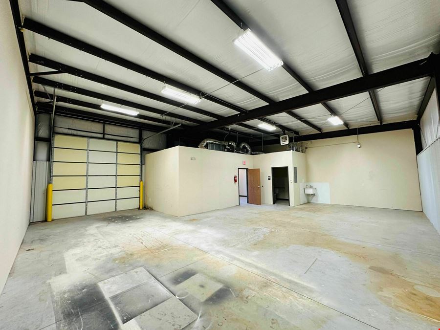 1,500 SF Warehouse / Office Space For Lease in Southeast Springfield