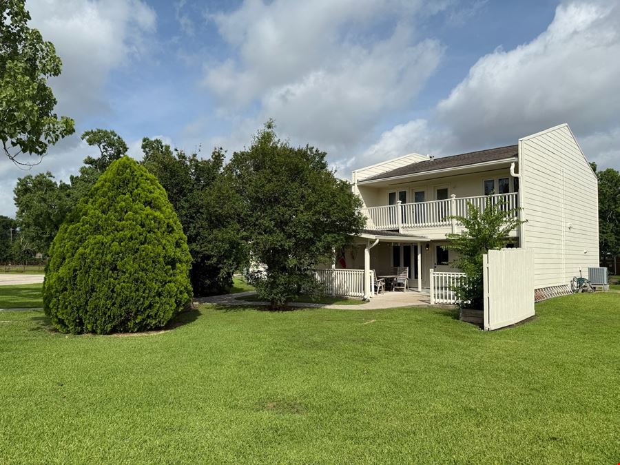 5 Acres 2 Apartments 2 Townhomes 5700 SF Auditorium