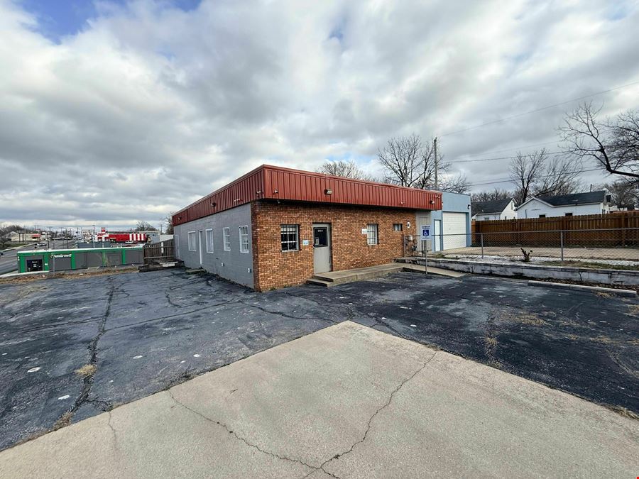3,167 SF Retail / Warehouse Free Standing Building For Lease
