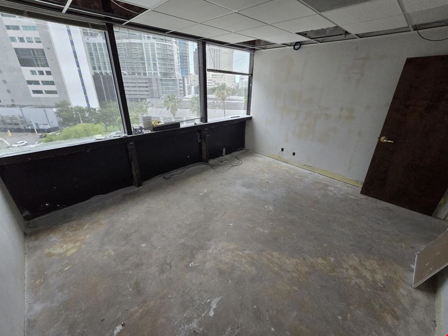 PREMIER OFFICE: Amazing opportunity to lease!