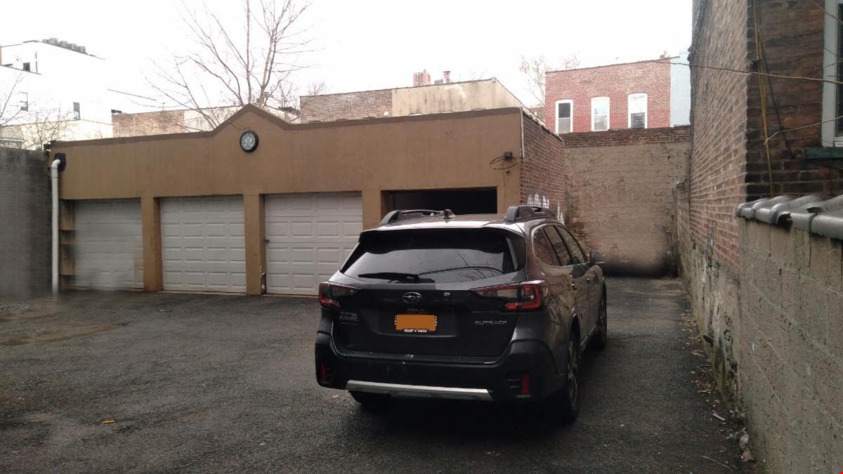 THREE STORY APARTMENT/4 Car Garage Crown Heights