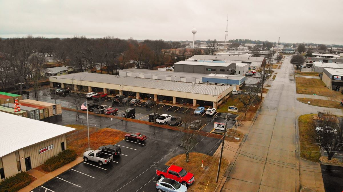 2,735' Office Space & Warehouse on Chestnut & Hwy 65