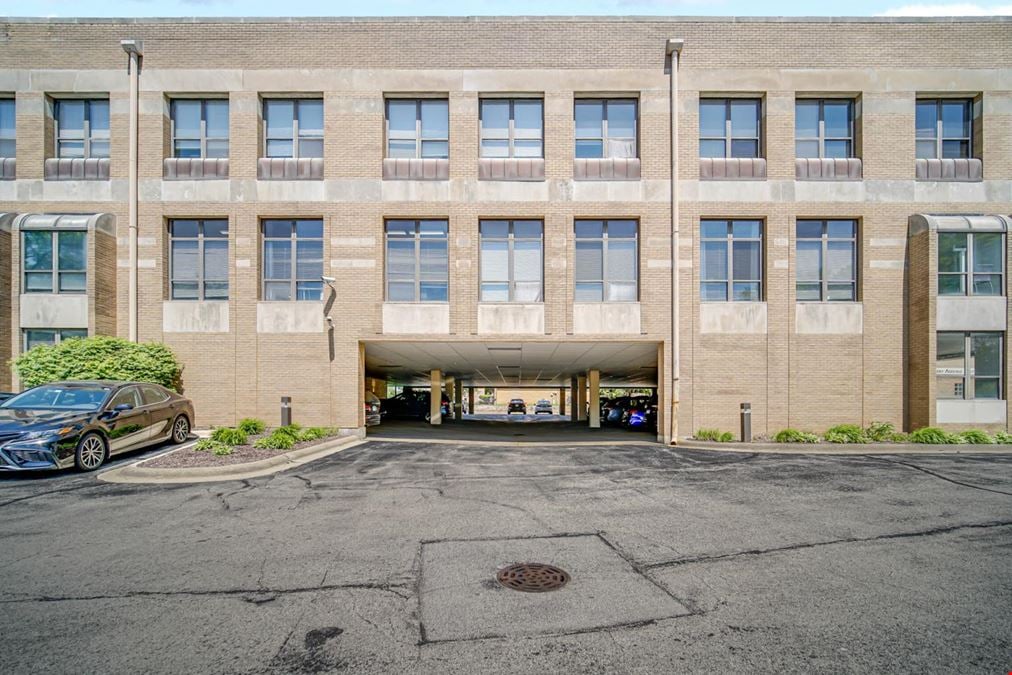 1S443 Summit Ave, Oakbrook Terrace, IL 60181