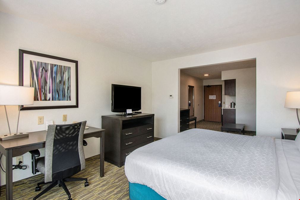 Holiday Inn Express & Suites Omaha 