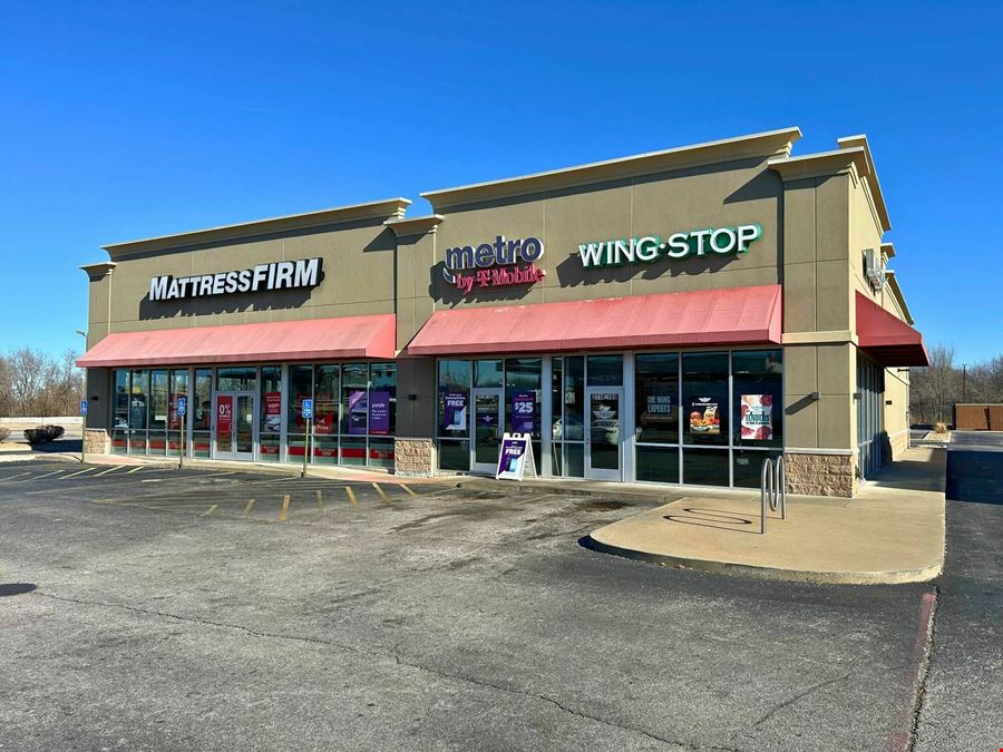RETAIL CENTER FOR LEASE ON KANSAS EXPRESSWAY