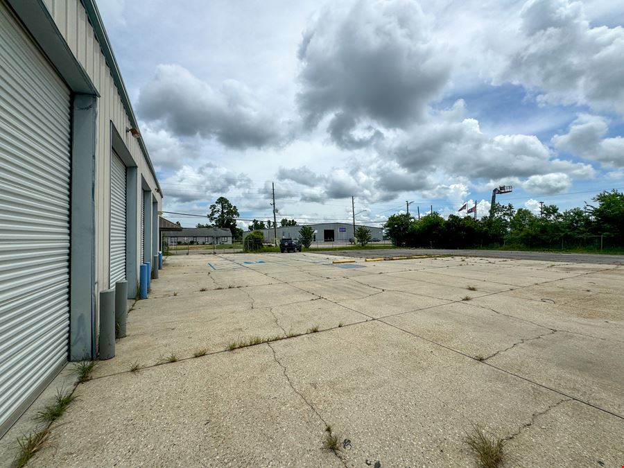 Prime Warehouse with Yard Near I-10