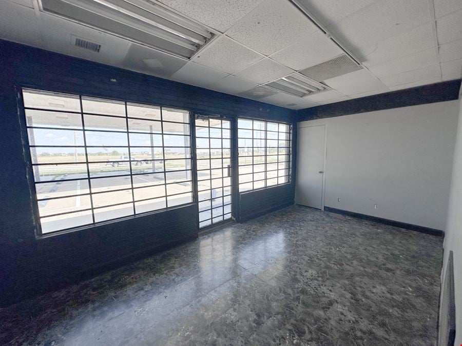 RETAIL/OFFICE NEAR SENECA & I-235
