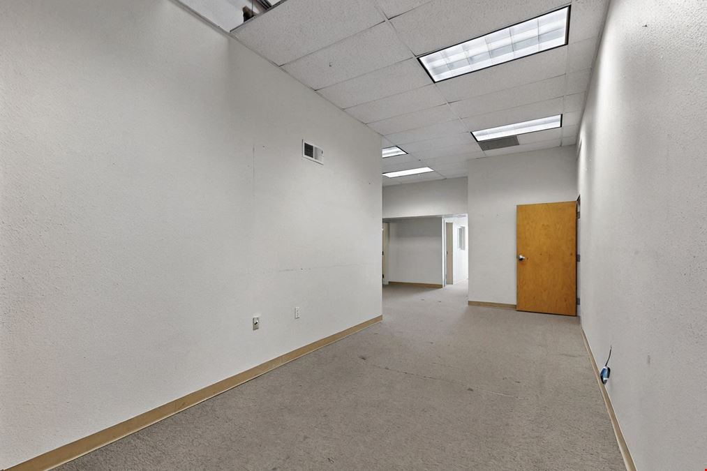 Paseo Area Office/Warehouse – Gated Yard + 3-Phase Power + Drive In Door