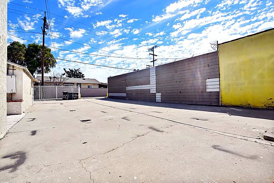 1108 E 84th Place