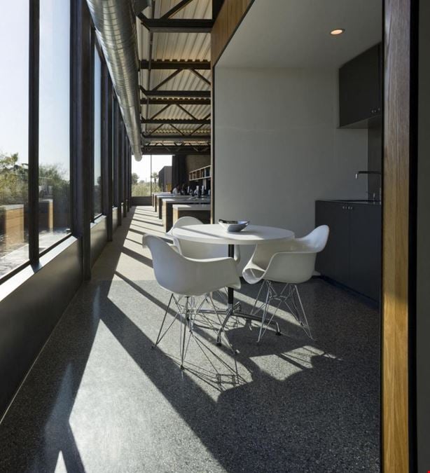 Union Workspace – Communal Desk Space