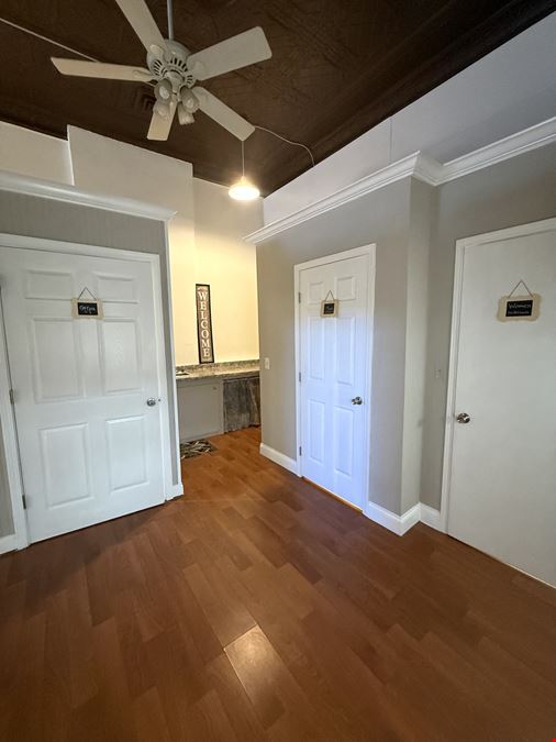 1174 E Main St