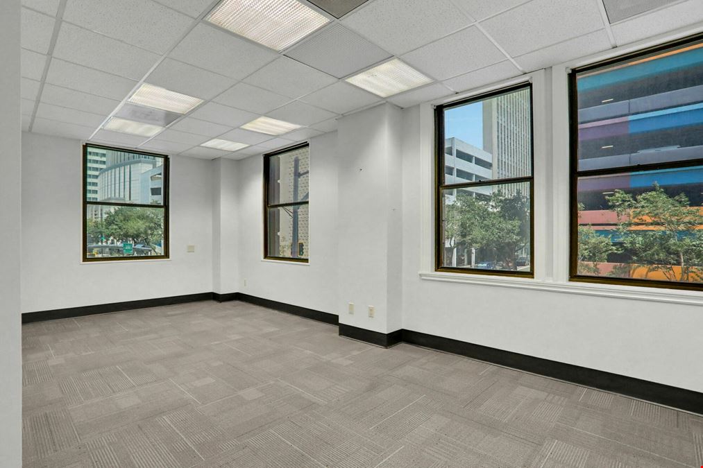 300 W Adams St
