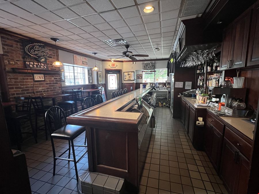 1,920 SF | Turn-Key Bar / Restaurant Building with Liquor License for Sale | 1026 Wolf Street