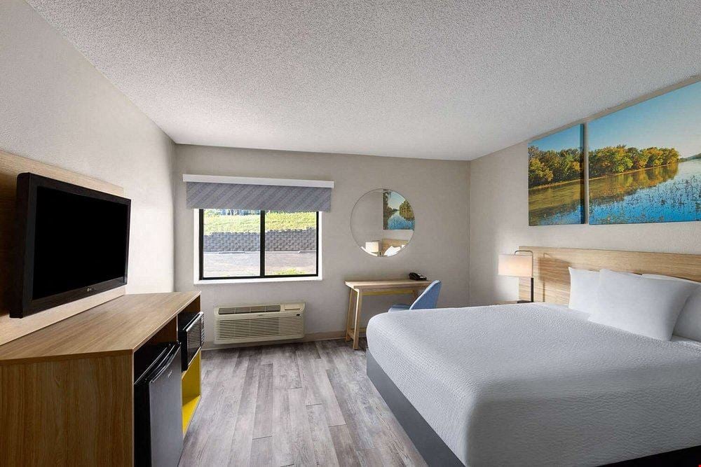 Days Inn & Suites Kansas City South