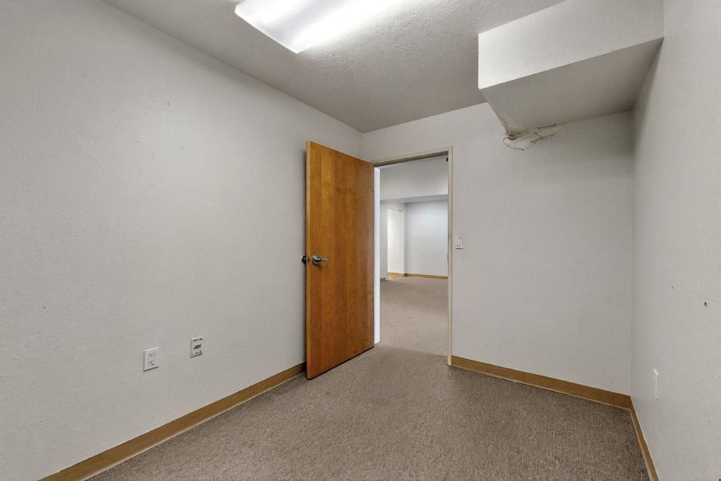 Paseo Area Office/Warehouse – Gated Yard + 3-Phase Power + Drive In Door