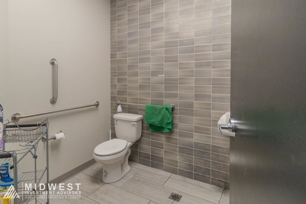 5230 S. Blackstone Ave - | 2,120 SF