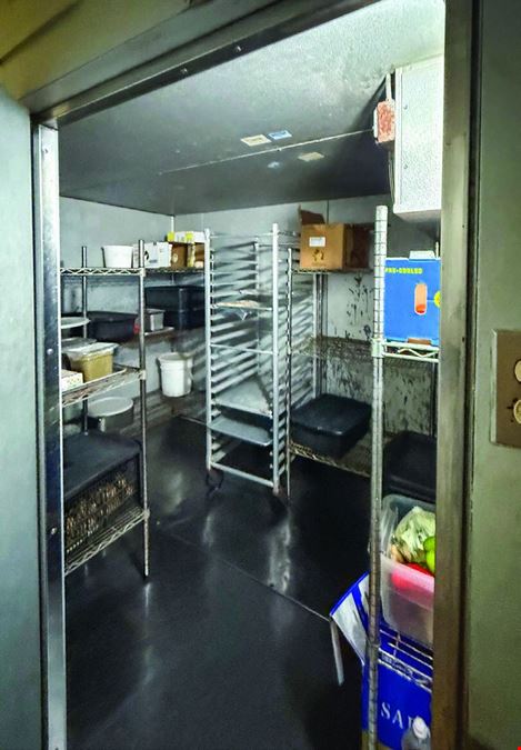 1,100 SF | 678 Franklin Avenue | Turnkey Restaurant with Backyard for Lease