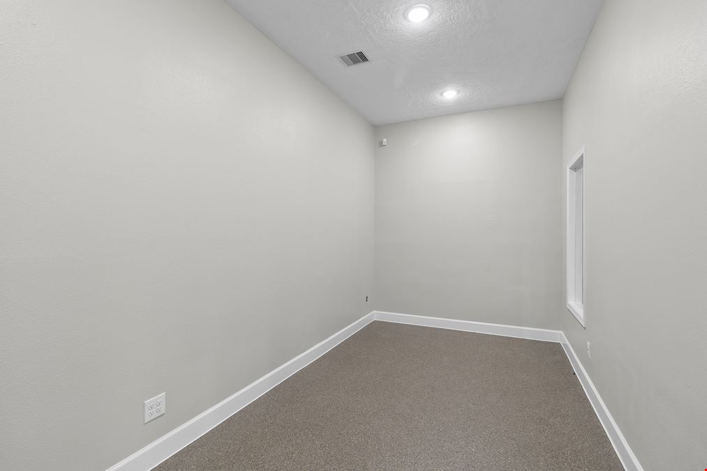 For Lease: FM 1488 High-Traffic RETAIL/OFFICE –24 Parking Spots